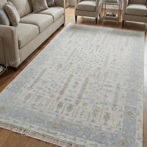 Alfombra de lana azul hielo con diseño del Árbol de la Vida - Alfombra anudada a mano en tonos pastel - Decoración floral botánica suave en color marfil - Revestimiento de suelo de lujo en tonos neutros y suaves