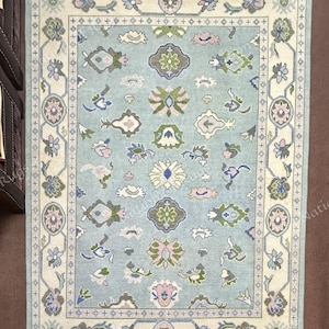 Tapete de lã Oushak azul claro 8x10 - Tapete de área creme pastel feito à mão para sala de estar costeira, decoração elegante e delicada com estampa floral boho.