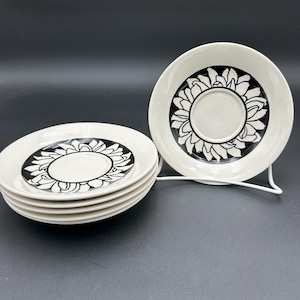 6 Vintage Royal Ironstone “It’s a Daisy” Saucers