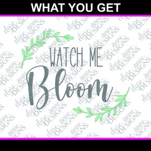 Puede incluir: Un fondo blanco con ramas verdes de hojas a cada lado del texto "Watch Me Bloom" en letras grises en cursiva.