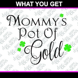 Könnte beinhalten: Schwarz-weißes Text-Grafik, das "Mommy's Pot of Gold" mit zwei grünen Kleeblättern auf jeder Seite des Textes lautet.