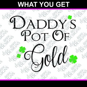 Könnte beinhalten: Schwarz-weißer Text mit der Aufschrift "Daddy's Pot of Gold" mit vier grünen Kleeblättern.