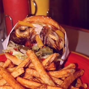 Artigo original de não ficção: comida e amizade no menu do Wee Blu Inn Main Street Historic Downtown Payson Utah 2016 Pub Tavern Bar