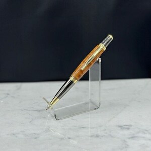 Penna Manhattan in titanio nero/oro realizzata in radica di mallee marrone