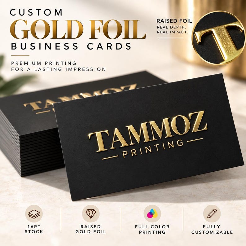 Puede incluir: Una pila de tarjetas de visita rectangulares negras con el texto en l&aacute;mina de oro TAMMOZ PRINTING. Las tarjetas tienen letras doradas en relieve. El texto en la imagen incluye CUSTOM GOLD FOIL BUSINESS CARDS, RAISED FOIL REAL DEPTH REAL IMPACT, 16PT STOCK, RAISED GOLD FOIL, FULL COLOR PRINTING y FULLY CUSTOMIZABLE.