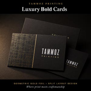 Puede incluir: Tres tarjetas de visita rectangulares negras con el texto TAMMOZ PRINTING en blanco y dorado. El lado izquierdo de las tarjetas muestra un patr&oacute;n de cuadr&iacute;cula geom&eacute;trica en pan de oro, mientras que el derecho presenta el nombre de la marca en sans-serif.