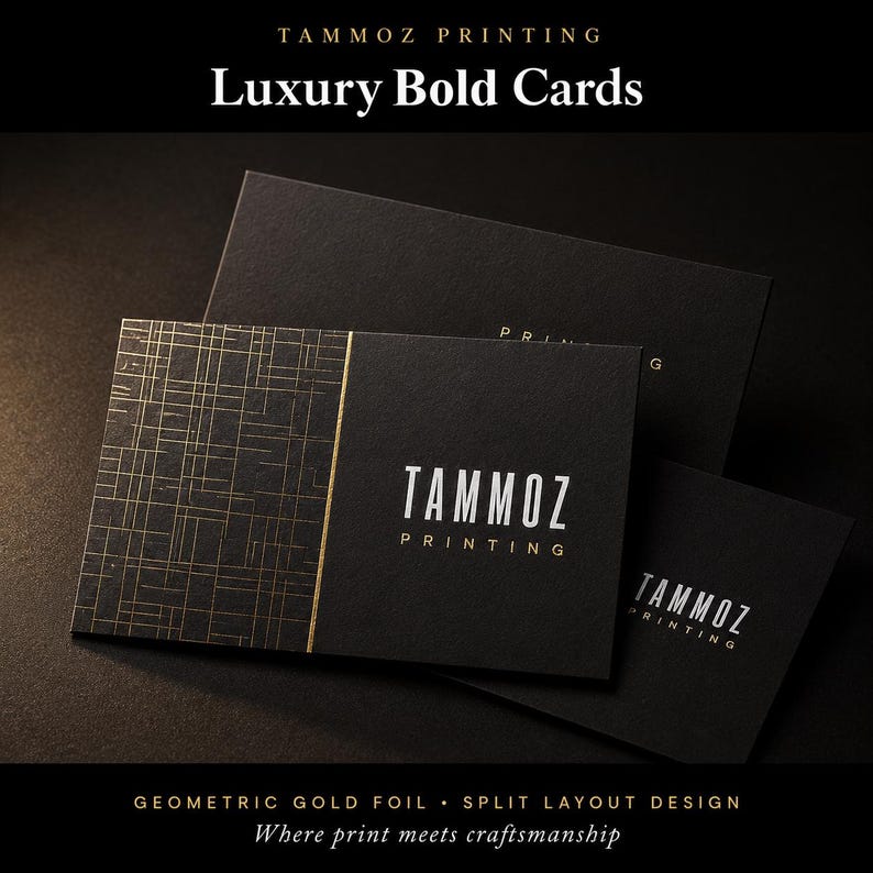 Puede incluir: Tres tarjetas de visita rectangulares negras con el texto TAMMOZ PRINTING en blanco y dorado. El lado izquierdo de las tarjetas muestra un patr&oacute;n de cuadr&iacute;cula geom&eacute;trica en pan de oro, mientras que el derecho presenta el nombre de la marca en sans-serif.