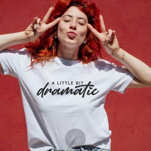 A Little Bit Dramatic Sweatshirt SVG / Dramatische PNG / Comfort Farben / Geschenk für Sie / Sassy Lustig Trendy Digital / Mittlere Mädchen Shirt Zitat