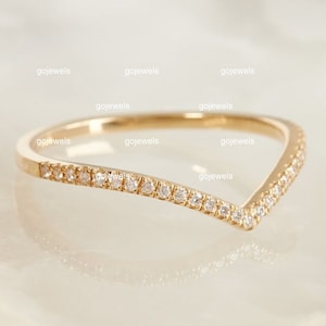 Chevron Ring, 14k Gold Moissanit Band, Petite Pave V Band, V förmige Diamantring, gebogenes Band, Stapeln Nesting Band, Ehering für sie