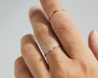 Anillo de moissanita delicado, anillo de oro apilable, anillo de diamantes diminutos, anillo minimalista, anillo de solitario mini, anillo de diamantes finos, anillo de compromiso de boda