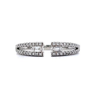 Op de afbeelding: Een delicate zilveren ring met twee baguettediamanten gezet in een gesplitst bandontwerp. De ring is versierd met kleinere diamanten langs de band.