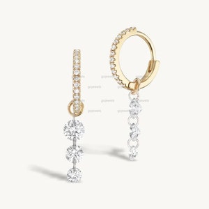 Dreifach durchbohrte Moissanit Pave Huggies, Diamant gebohrte Ohrringe, 14K Gold Hoop Ohrring mit Tropfen Diamanten, Zarte Hochzeit Ohrringe