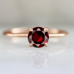 Anillo granate redondo minimalista, anillo granate de oro macizo de 14k, anillo granate de corte redondo solitario, anillo de piedra preciosa granate rojo, anillo granate apilable