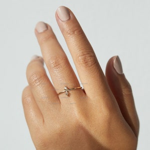 14K Gold Zierlicher Moissanit Ring, Einzigartiger Diamant Ring, Stapelbarer Diamant Ring, Zierlicher Diamant Ring, Minimalistischer Zwei Stein Stapelring