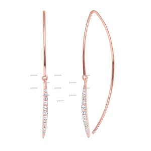 Puede incluir: Pendientes de oro rosa con un diseño curvo. Cada pendiente presenta una barra recta y delgada adornada con pequeñas y brillantes piedras preciosas blancas. Los pendientes tienen una estética delicada y minimalista.
