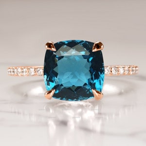 Anillo de compromiso con topacio azul Londres de talla cojín, anillo de bodas de oro de 14 quilates con topacio y moissanita, anillo de diamantes con halo oculto, regalo de San Valentín para ella.