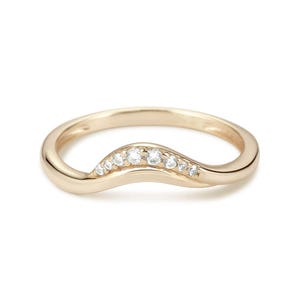 Alliance délicate en diamants cultivés en laboratoire incurvés, bague d'anniversaire en or massif 14 carats moissanite, cadeau pour elle, alliance, cadeau de Noël