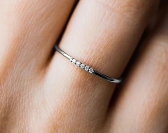 Anello a cinque pietre con moissanite rotonda in oro 14 carati, fede nuziale, anello di fidanzamento sottile, anello delicato, anello minimalista, impilabile, regalo di anniversario.