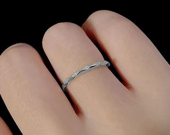 Anello martellato in oro 14 carati con moissanite, fede nuziale con pavé, anello impilabile in oro, anello delicato con diamanti, anello per anniversario, fede nuziale sottile