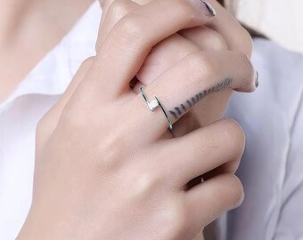 Anello in oro 14 carati con moissanite e incastonatura a tensione, fede minimalista con diamanti a grappolo, delicato regalo di anniversario, fede dell'amicizia in oro, regalo unico per lei