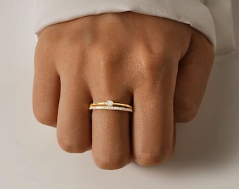 Anello a doppia fascia in oro 14 carati con moissanite rotonda, anello elegante e raffinato, anello di fidanzamento regolabile, regalo minimalista per l'anniversario per lei.