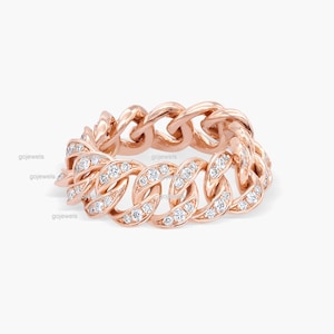 Puede incluir: Un anillo de oro rosa con un diseño grueso de eslabones de cadena. El anillo está engastado con pequeños diamantes transparentes.