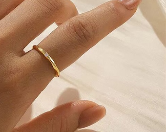 Anello in oro massiccio 18 carati con moissanite e diamantini, fede nuziale, anello in oro minimalista e delicato, anello semplice, regalo raffinato per donna.