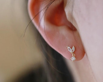 Eleganti orecchini a lobo con tre moissaniti a taglio marquise, in argento sterling placcato oro.