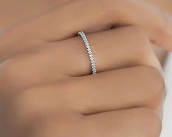 Anello eternity in oro 14 carati con moissanite rotonda, anello impilabile, anello half eternity, anello delicato con diamanti, anello di fidanzamento minimalista, anello di proposta.