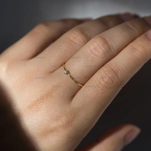 14K Gold Mossanit Ring, minimalistischer Diamant Solitär Verlobungsring für Frau, zierlicher Goldring, kleiner Ring, Stapelring, Versprechensring