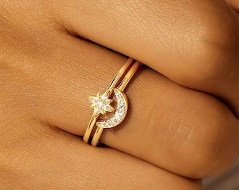 Delicato set di anelli curvi in oro 14 carati con luna e stelle allineate, fede nuziale coordinata a tema celeste, regalo di anniversario, set di 2 anelli di promessa, anelli di Natale
