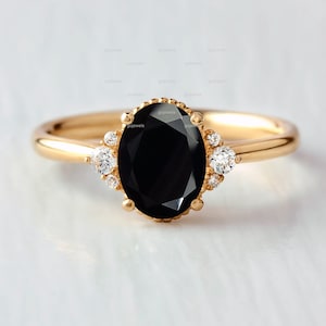 14k Gold Oval geschnittener schwarzer Spinellring, schwarzer Spinell Verlobungsring, ovaler schwarzer Spinellring mit 6 runden Moissanit, personalisiertes Geschenk für sie