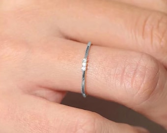 Anello in oro massiccio 14 carati con tre moissanite, delicato e minimalista, ideale da indossare tutti i giorni, con diamanti sottili.
