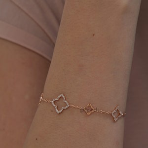 Moissanite Bunchberry Silhouette Bracelet, 14K Gold Clover Bracelet, Layering Bracelet, Bridesmaid&#39;s Gift, Four Leaf Clover Bracelet for Her