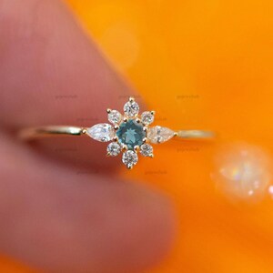Elegant London Blue Topaz Cluster Ring, Minimalistisk 14K Guld Moisasnite Halo Cluster Vigselring, Brudfrieriring, Jubileumspresent