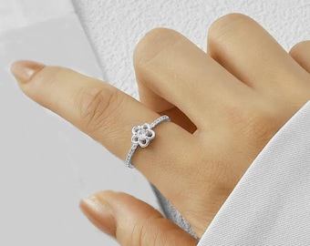 Anello a quadrifoglio in oro massiccio 14 carati con moissanite, anello stile fiore, anello minimalista, anello di promessa per donna, regalo ispirato alla natura
