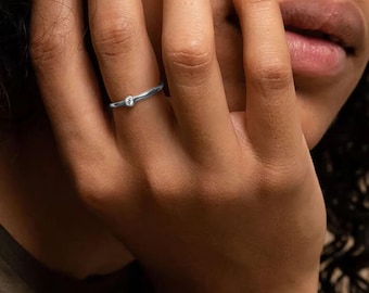 Anello solitario minimalista in oro 14 carati con moissanite rotonda, anello con diamante sintetico rotondo, anello di fidanzamento, regalo per lei.