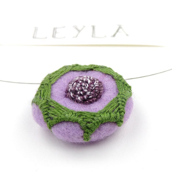 Filzkette "Leyla" mit Stickerei, Handmade im eigenen Atelier gefilzt mit Merinowolle, aufwändig bestickt mit Garn