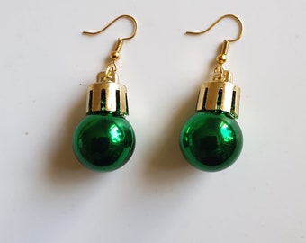 Ohrringe Ohrhaken Ohrhänger Weihnachtskugel grün-gold Kunststoff - Handarbeit