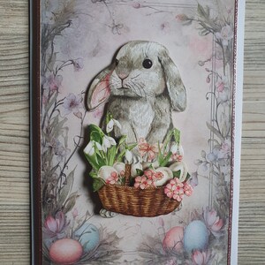 Carte 3D lapin dans un panier de fleurs avec enveloppe