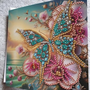 Tarjeta de felicitación con pintura de diamante y mariposa, incluye sobre. Hecha a mano.