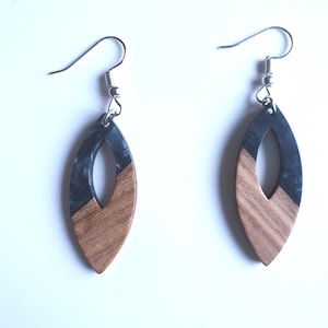 Earrings Earhooks Earrings Wood resin / Resin brown-black/grey in narrow drop shape - handmade