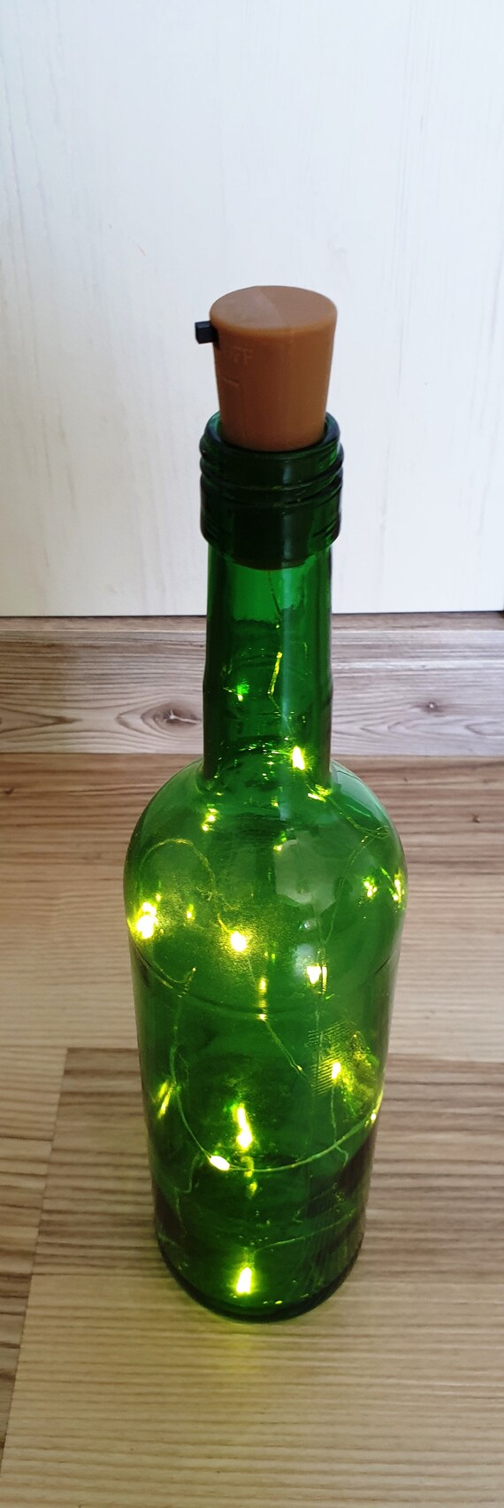 Weinflasche leer grün beleuchtet