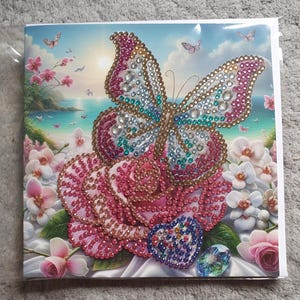 Tarjeta de felicitación con pintura de diamante y mariposa, incluye sobre. Hecha a mano.