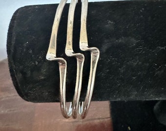 Pulseira vintage em camadas com banho de prata e design torcido (tamanho único)