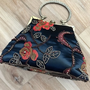 Cartera vintage de satén con cuentas/bordada