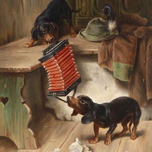 Puede incluir: Dos perros dachshund negros y marrones jugando con un acordeón rojo en un entorno rústico. El acordeón está sobre una mesa de madera con un taburete verde y un sombrero marrón con una pluma en la parte superior.