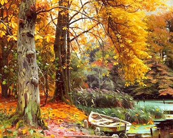Könnte beinhalten: Ein Gemälde, das eine Waldszene mit einem kleinen Boot auf einem Teich zeigt. Die Bäume sind in Herbstfarben, mit gelben, orangefarbenen und roten Blättern. Der Weg zum Teich ist mit heruntergefallenen Blättern bedeckt.