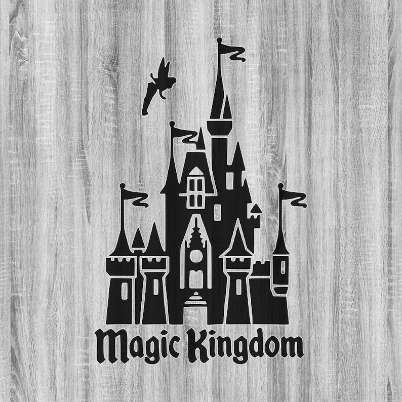 K&ouml;nnte beinhalten: Schwarze Silhouette von Cinderellas Schloss mit dem Text "Magic Kingdom" darunter. Das Schloss hat mehrere T&uuml;rme und T&uuml;rme, und eine Fee fliegt dar&uuml;ber.