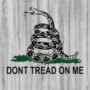 Op de afbeelding: Een zwart-wit illustratie van een opgerolde slang met uitgestoken tong, op groen gras. De woorden "DONT TREAD ON ME" zijn eronder in zwart gedrukt, tegen een lichtgrijze houtnerf achtergrond.